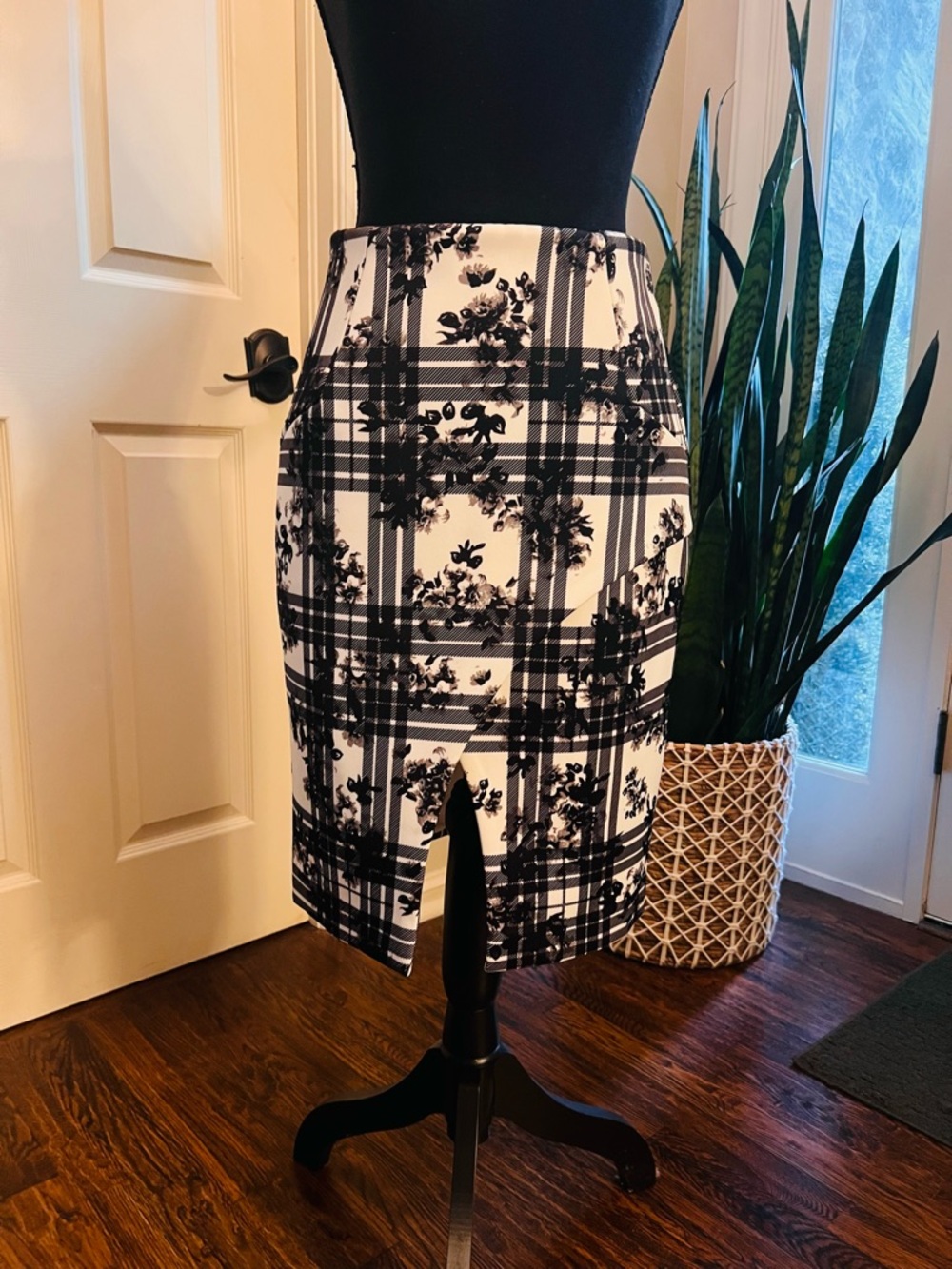 Finders Keepers Plaid Floral Skirt Size S NWT Black White High Waist Slit
